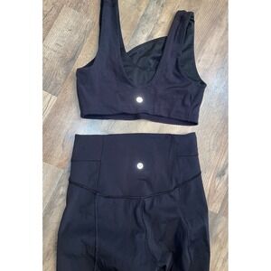 Lululemon athletic wear set, featuring sports bra/ high-waisted leggings 4/6